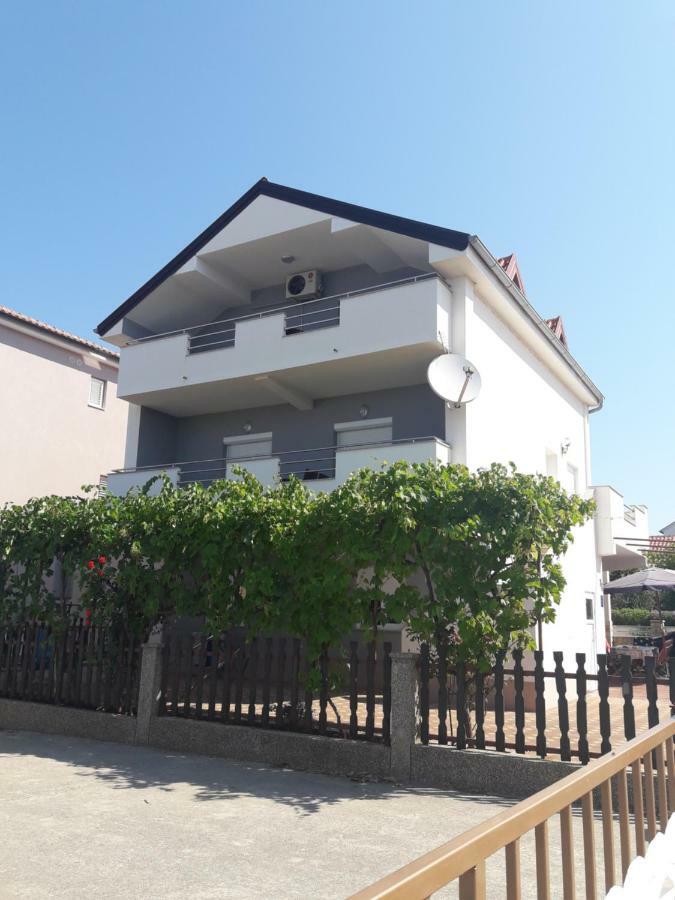 Apartmani Kuzmic Vrsi Exteriör bild